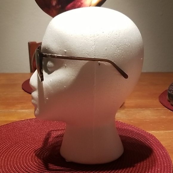 Kate Spade Polarized tortoise sunglasses and case. - Picture 2 of 10